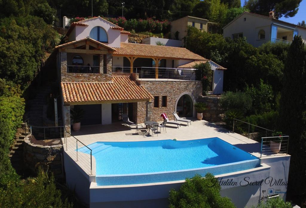 Additional maid service 20 per hour Pool heating at 150 per week Air conditioning at 150 per week No phone Internet line Location Information: Walk to beach, 400m Le Lavandou 4