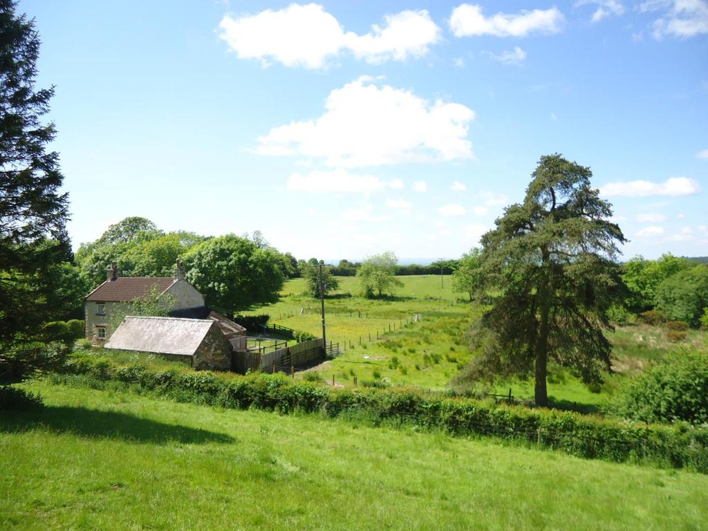 Southwoods Lodge Thirlby, Thirsk, YO7 2DQ Guide Price: 675,000 A DELIGHTFULLY SITUATED RESIDENTIAL SMALL-HOLDING, LYING AT THE FOOT OF SUTTON BANK, IN THE NORTH YORK MOORS NATIONAL PARK.