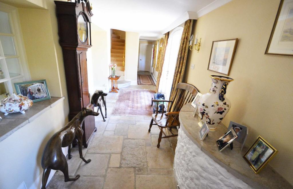 Main Entrance Sitting Room Dining Room la Grange, Le Varclin, St Martin's la Grange is a traditional Guernsey granite farmhouse situated in an enviable location close to local amenities,