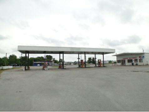 5 3202 FM 2403, Alvin, TX 77511 Property Details Price $425,000 Building Size 3,000 SF Lot Size 36,634 SF Price/SF $141.