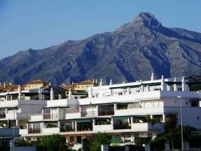 Its 5 minutes walking distance to the beach, 5 minutes to Purto Banus, 30 minutes drive to the