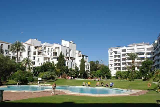 Marina, Urbanisation Orientation : East Condition : Excellent Pool : Communal Climate Control :