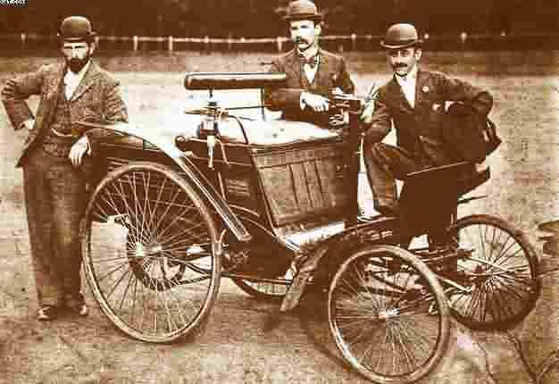 Kammanuus 15 AUGUSTUS 2016 Bladsy 2 Om die kampvuur Ons heel eerste motor Die eerste "horseless carriage" of motor het in 1896 in SA aangekom - 'n Benz Velo.