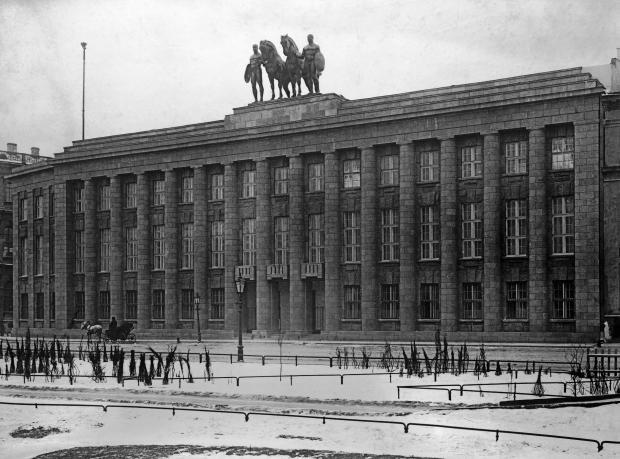 finished with columns, and the wings of the building are decorated with pilasters The construction manager was architect Mies van der Rohe, and sculptor E Enke created the Dioskuroi (the sons of