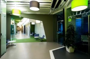 in places Just like in other offices, in this office there have been created small cell zones for informal communication of 2-3 persons, which are located along the long corridor piercing the floor