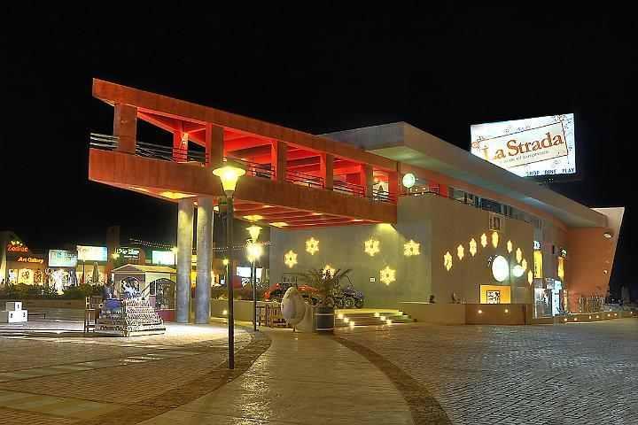 It is as well in a walking distance to Nabq promenade and La Strada Mall with its famous restaurants and bars such as KFC, Friday