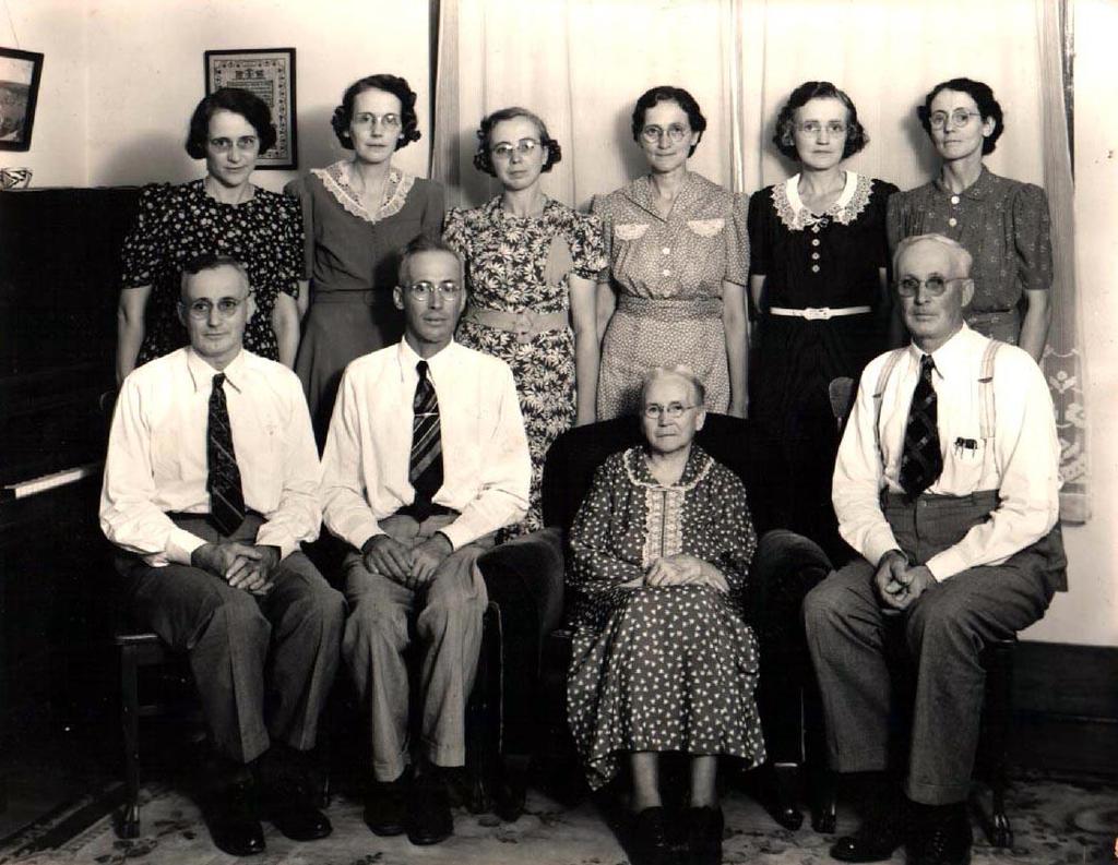 Alzira Elizabeth Webb Stubblefield and children, taken at 216 S. Crawford, Norman OK, Aug 22, 1940 Upper Row: Dorris T.