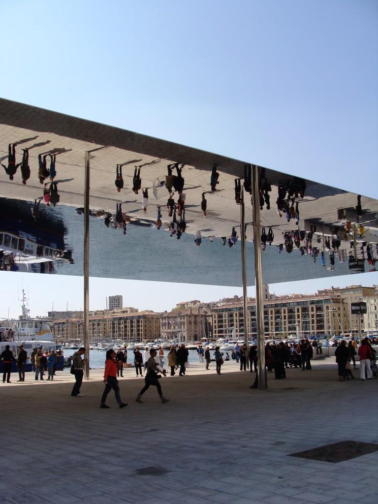 stainless steel canopy amplifies and reflects the surrounding movement of the harbor, creating a spectacle that encourages pedestrians to stop and look
