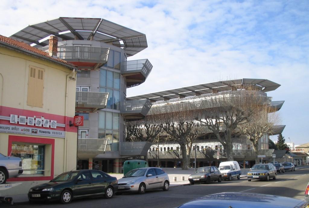 Mediterranean climate in Nimes The construction system uses industrial materials and prefabricated (thin walls of concrete and aluminium) to reduce the costs, and to construct high quality apartments