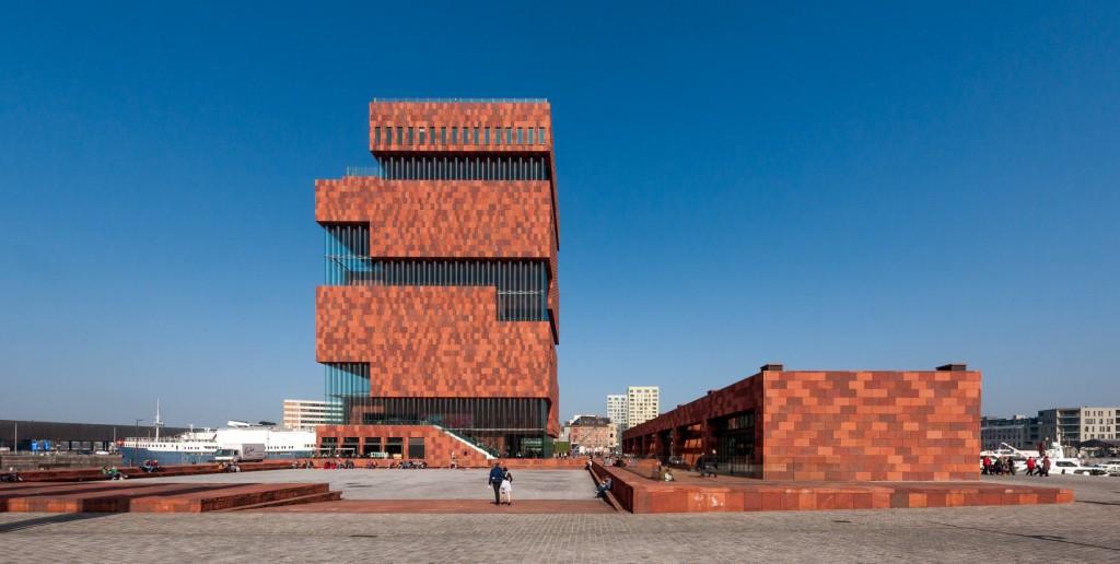 situated Square, docks and tower are designed to form one continuous space for exhibitions and events The stacked concept refers to the old warehouses where goods were packed and stacked Now