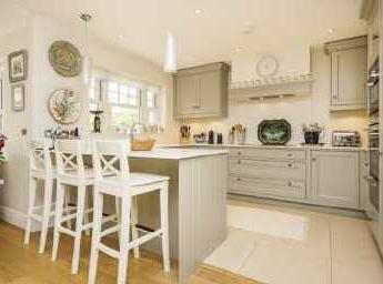Magnolia Gardens, St Albans, AL1 1AT Enjoy living in this stunning three storey Edwardian style semi-detached home within walking distance of St Albans mainline station.