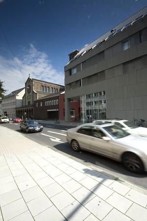 main building to the street with auditorium and workspaces; the studio building with film studio area and the cafeteria pavilion The buildings surround a campus-like courtyard, which can be used for