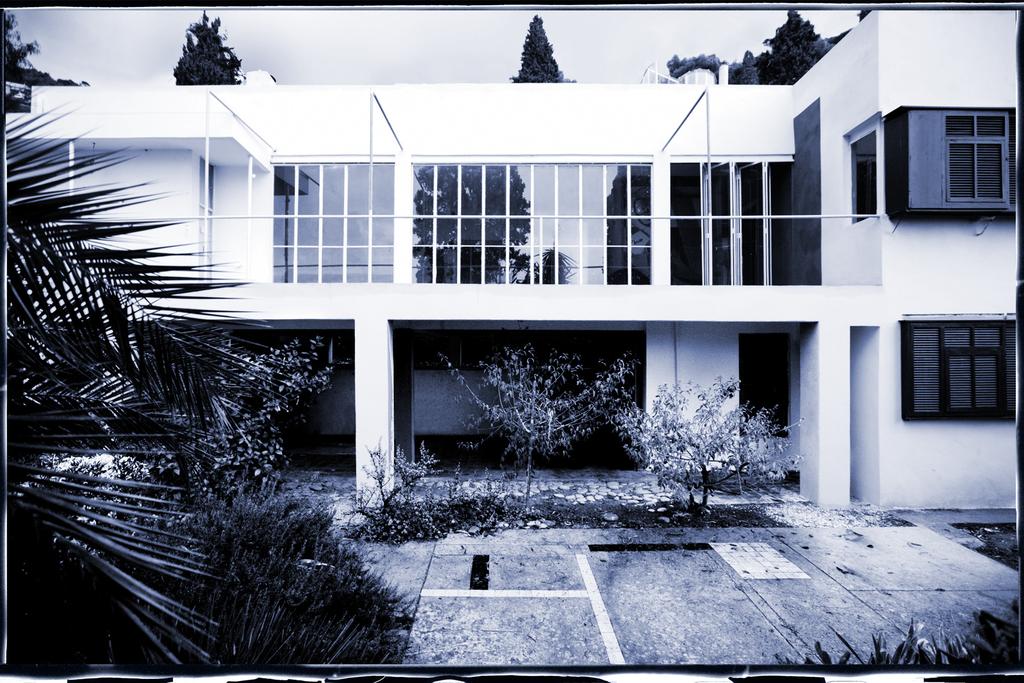 Eileen Gray s Masterpiece Photographed by Gordon Watkinson Foto+Synthesis organizes traveling exhibitions, accompanying publications and educational programming