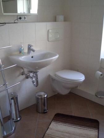 bathroom with bath tub / WC fully equipped kitchen TV, video recorder