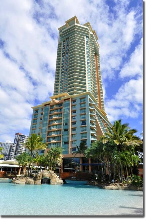 Yur hliday apartment is right in the centre f Surfers Paradise, Australia s premier internatinal hliday destinatin and every amenity is at yur drstep frm excellent beaches t wrld-class shpping.