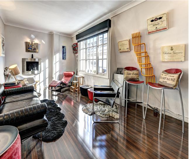 Flat 30, 73 St James's Street, London SW1 Immaculately presented south facing apartment with non-demised roof terrace offering views of Green Park and St James s.