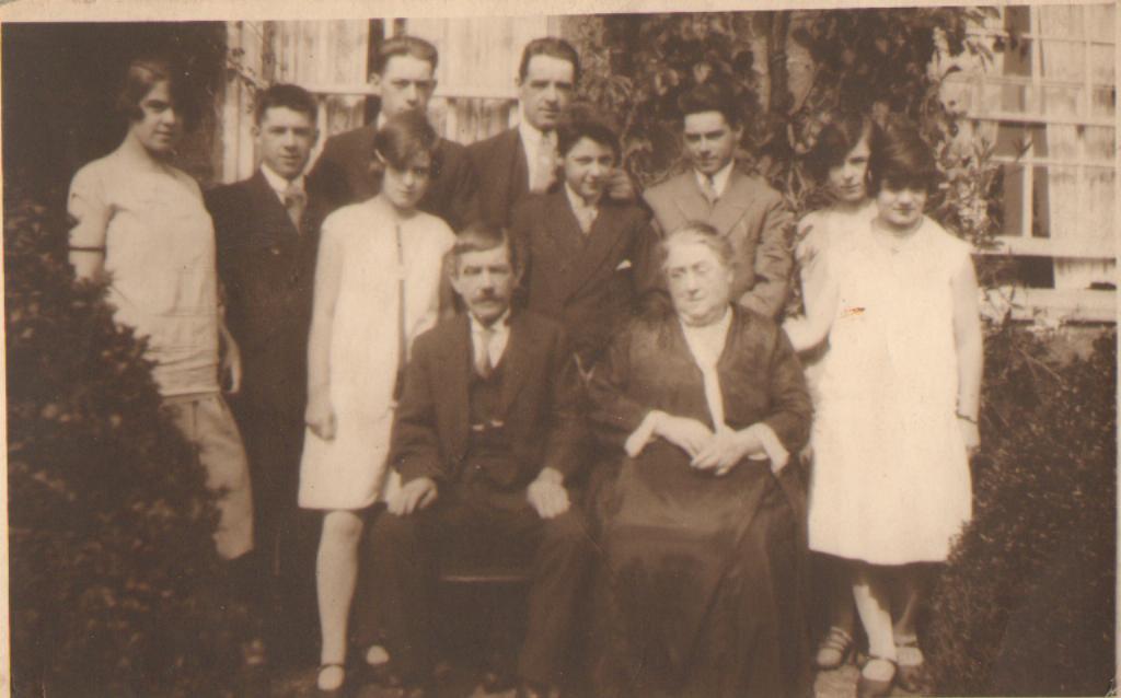 A SCRIVEN FAMILY CASE STUDY The BRADLEY family of PLEASANT ROW c1920.