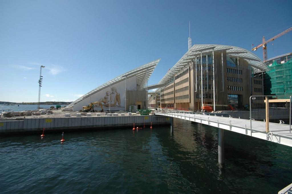 three buildings integrated in the landscape, the natural destination of the promenade from the City Hall along the harbor quay The Museum starts outside: the park is an organic game of canals,