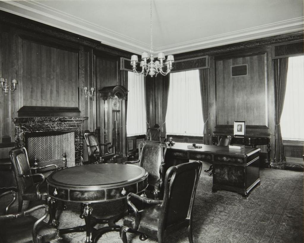 Of interest to everyone is Henry Ford s office in the FEL.