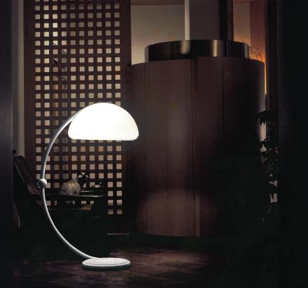 Lampe a pied à lumière diffuse, brass supèrieur tournant, diffuseur en méthacrylate blanc opal, structure en mètal laqué blanc.