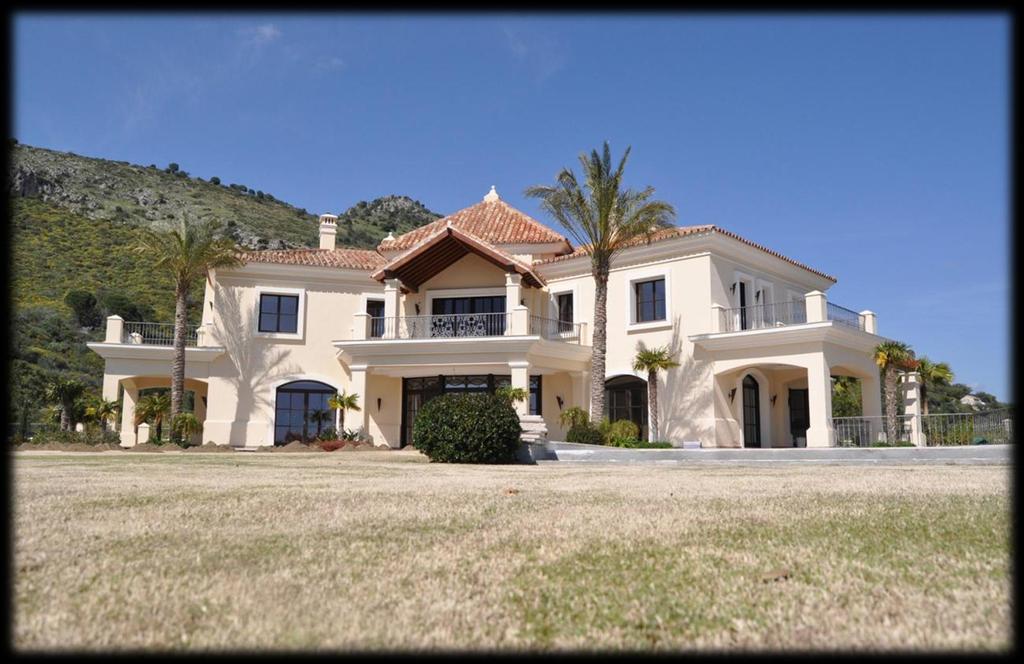 Villa in Marbella Club Golf, 1.100m², land of 6000m² with a view of Gibraltar.