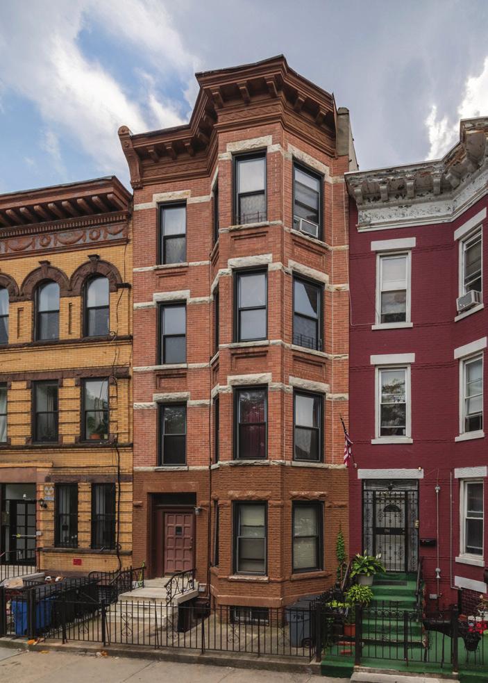 Central Brooklyn 1-4 FAMILY HOUSES AVERAGE & MEDIAN SALES PRICE $861,218 $746,750 $892,215 $775,000 $887,387 $750,000 $919,930 $750,000 $893,918 $800,000 $950,000 Townhouse prices averaged $900,000