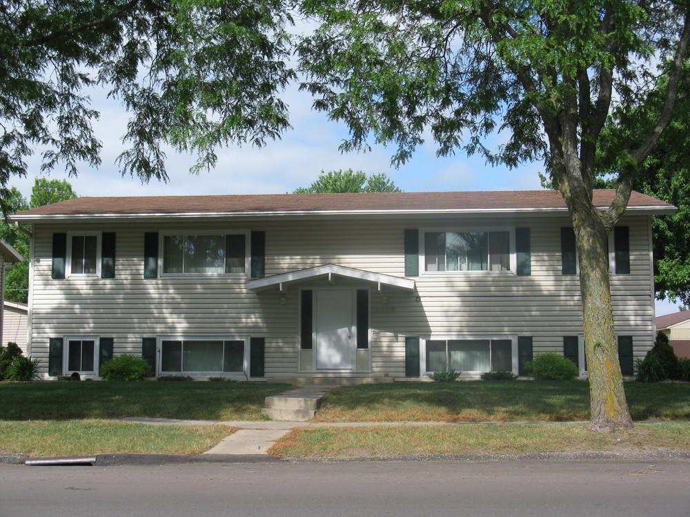 PROPERTY FEATURES Located less than 2 miles from downtown Rochester 40 Units: 4-4 plexes; 4-6 plexes On site