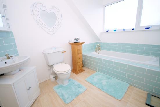 comprising: bath with mixer tap and shower attachment, tiled surround, close