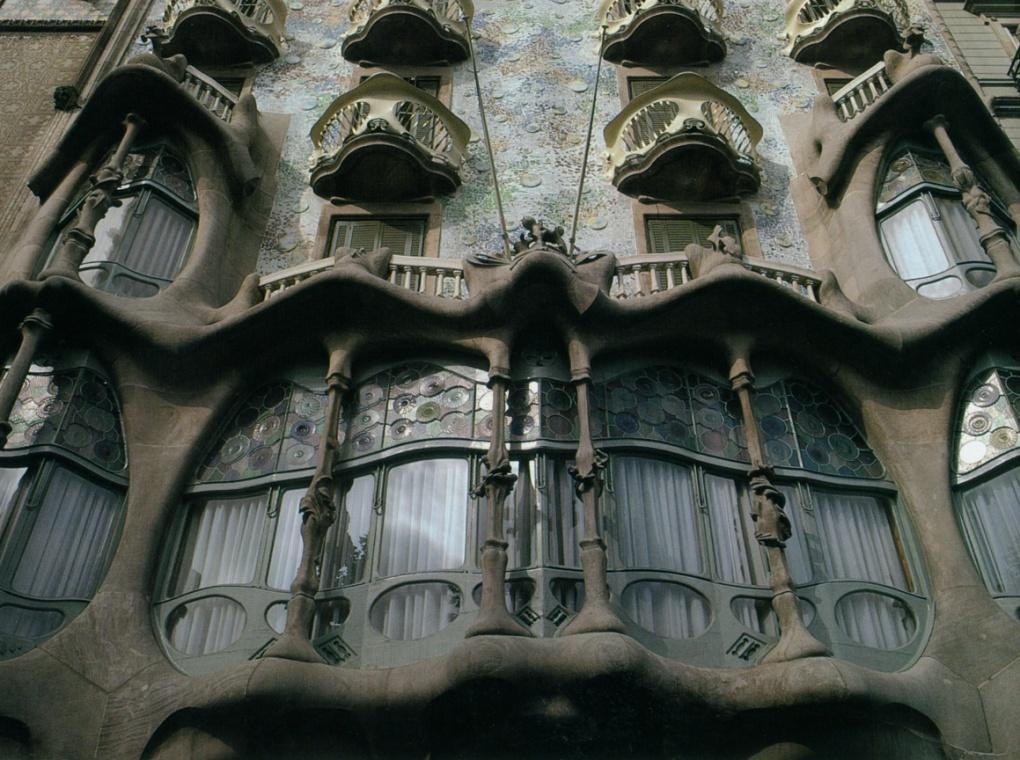 20. Built in 1904, the 'Casa Battlo', in Barcelona, Spain, was designed by: a.