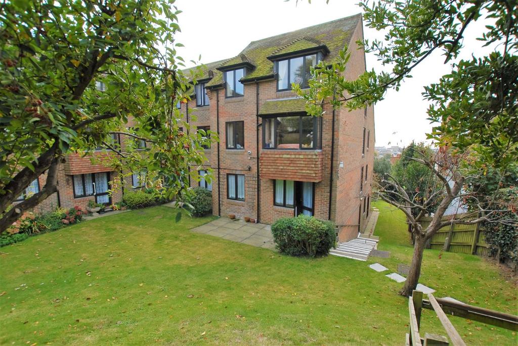 82,500 Leasehold The property enjoys comfortable and well presented accommodation including an entrance hall, sitting room leading to a compact kitchen and with a