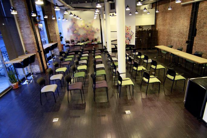 THE LOUNGE CONFERENCE The conference room layout with theater style seating is ideal for Meetups,