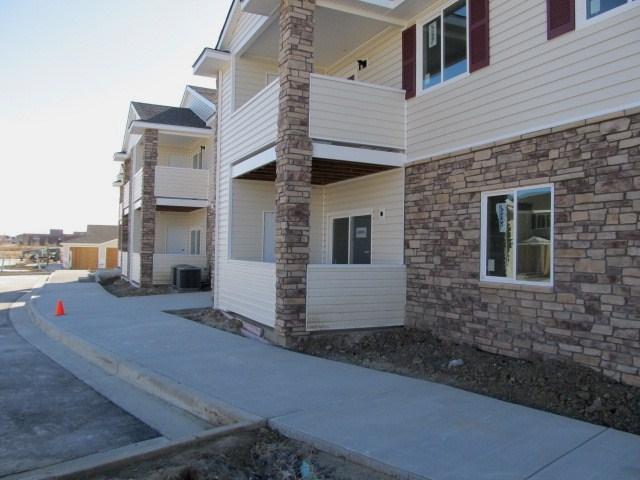 Rental Comps 1 3 1) FOX RIDGE 3800 Pike Rd. Longmon, CO 80503 Number of Units: 328 Occupancy: 98% Year Built: 2001 Lease Terms: 9-12 mo. Date Surveyed: Q4, 2012 Unit Type Units Sq. Ft.