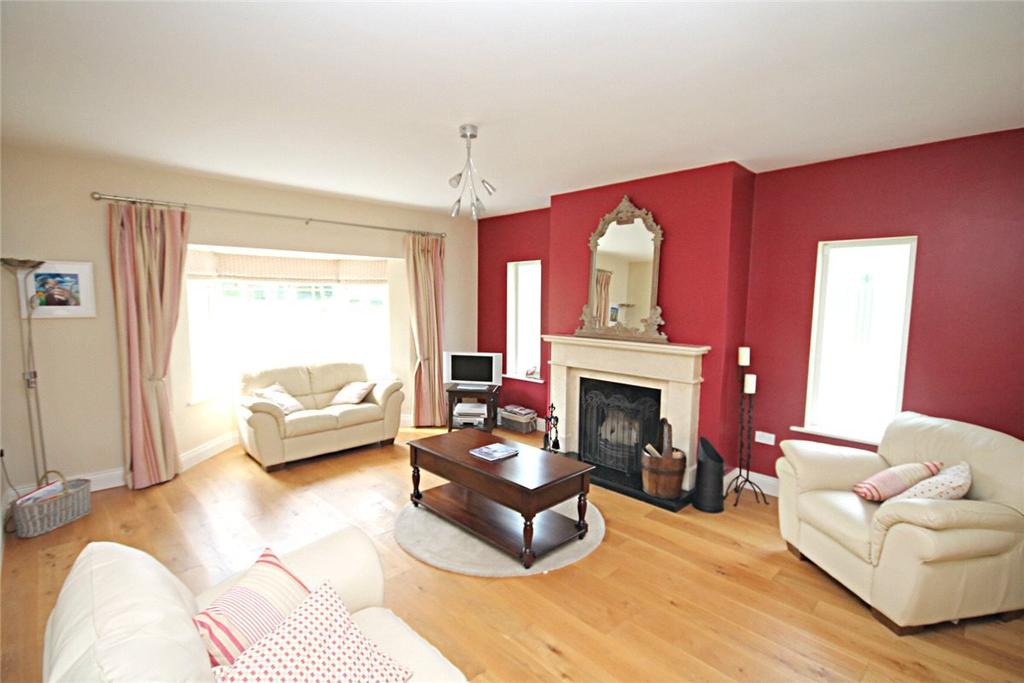 three with walk in wardrobes), and a sun room off the kitchen. Centrally positioned on a c.0.
