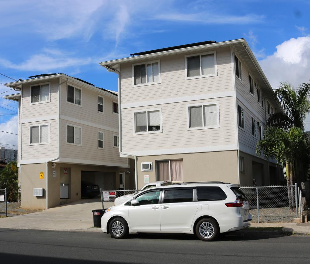 FEE SIMPLE Multi-Family Investment Opportunity Constructed in 2010, this multi-family property is located in the McCully Submarket.
