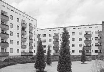 V. Moscow Berlin: Interchanges and Heritage of the 20th Century 147 Housing block Ernst-Fürstenberg-Strasse, courtyard, before restoration, 1997 Housing block Ernst-Fürstenberg-Strasse, courtyard,