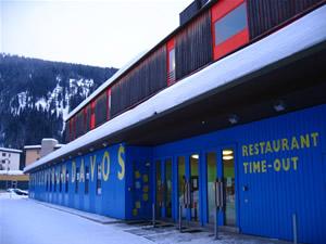 Sportzentrum Talstrasse 41 7270 Davos wwwdavosch Replacing the 1930s wooden skating-rink building by Rudolf Gabarel destroyed by a fire in 1991, the modern sports centre, situated in the centre of