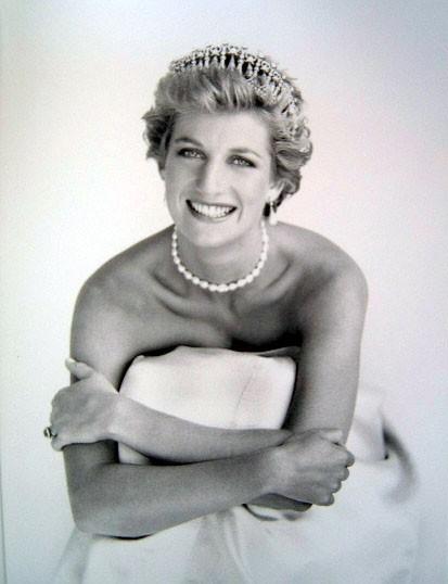 * 1.7. 1961 31.8. 1997 Diana was born into a very wealthy and aristocratic family. She had two elder sister Jane and Sarah and a brother Charles.