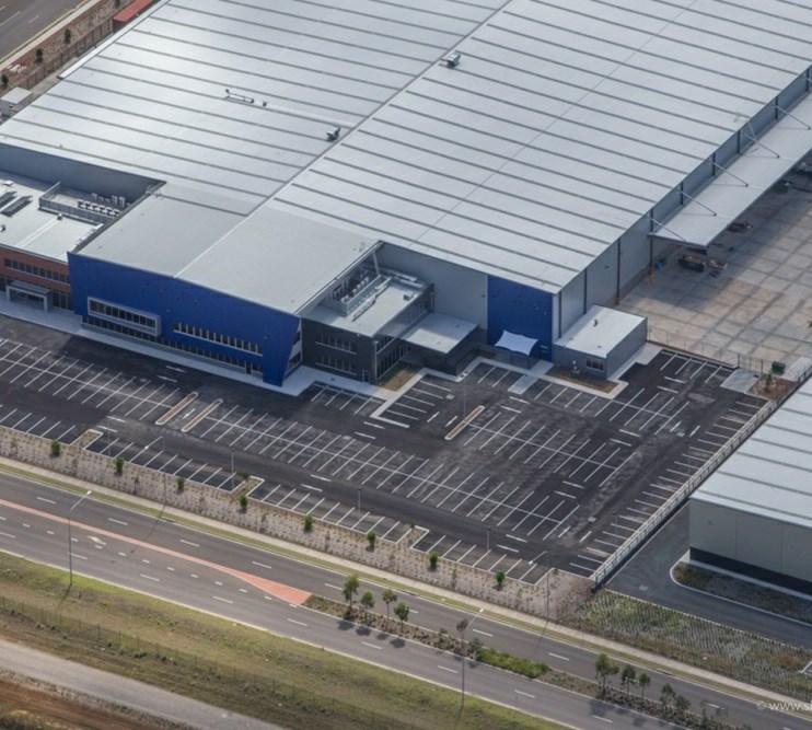 The single level office and warehouse accommodation incorporates six recessed loading docks and seven on-grade roller shutter doors covered by a large external awning for allweather coverage.
