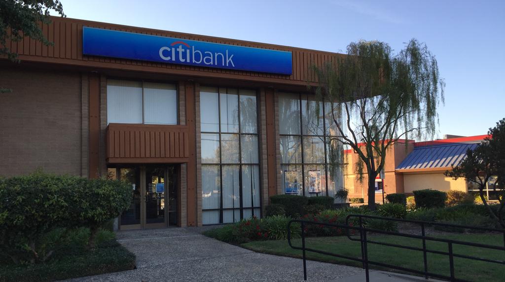 SVN The Kase Group Citibank NNN Leased Offering Sacramento, CA $2,427,300 4.06% CAP Actual Site Photo Offering Highlights New 10 Year Absolute NNN Lease Zero Landlord Obligations Annual 1.