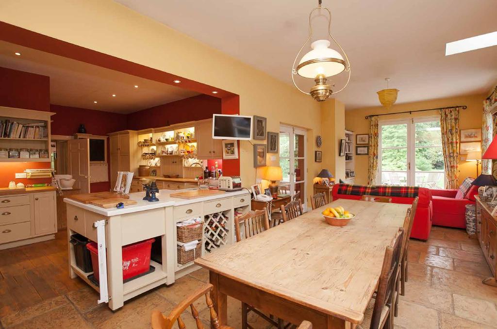 L-SHAPED KITCHEN WITH CASUAL DINING