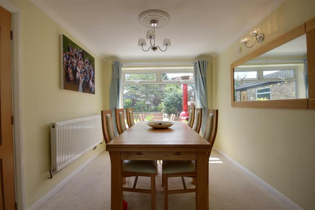 DINING AREA 10'9" x 8'11" approx (3.28m x 2.72m approx) With coving and upvc double glazed window to rear.