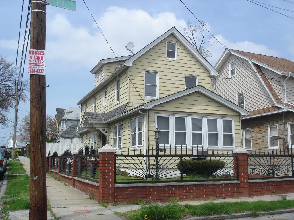 Monthly Foreclosure Report, 28 While most of New York City has e s c a p e d t h e a s t r o n o m i c a l foreclosure activity seen nationwide, some areas like the neighborhoods of Jamaica, South