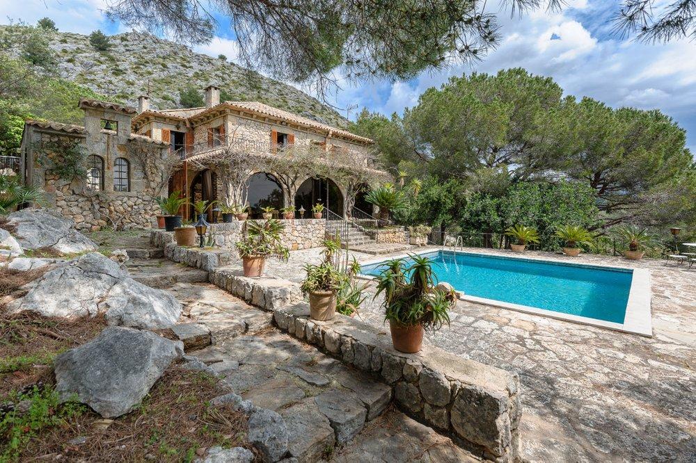 OUR PRICE REDUCTION FINCA IN PUERTO POLLENSA Spectacular finca with stone house and sea views This exceptional property has