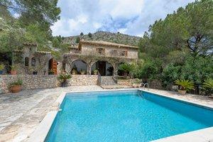 Located between Pollensa town and port of Pollensa, just 5 minutes by car from both places.