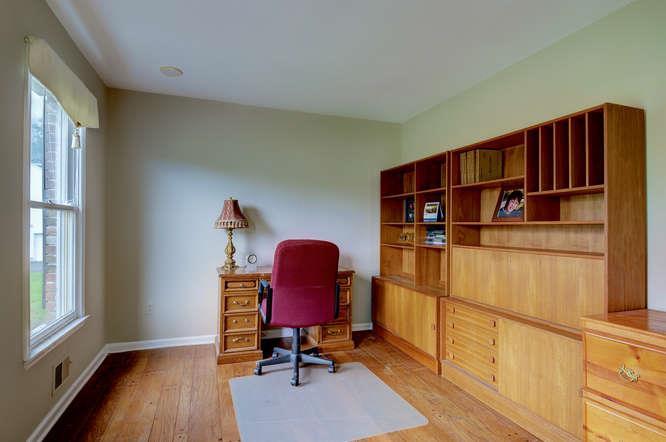 Library/Office 12 x 10 : Spacious and light, the office is enhanced with