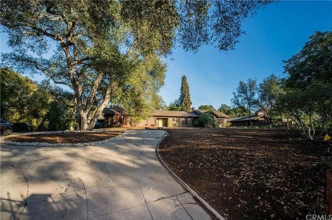 COMPARABLE SALES 300 S Arroyo Blvd, Pasadena, CA 91105 This estate sits at the Eastern bank of Arroyo