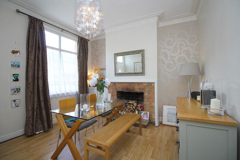 LY FR IE N D T PE 2 Bed Terraced House to rent, Warner Place,