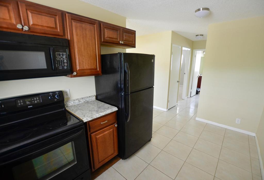 Lake Worth Shores Apts Overview Centrally located to everything that the South Florida lifestyle has to offer, this investment package of 6 apartments (of a total 8) represents a prime investment