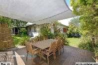 Sep 2016 Area: 549m2 Attributes: 4 Beds, 2 Baths, 2 Car Spaces, 2 Lock Up Garages 6 Worrell Street Macgregor QLD 4109