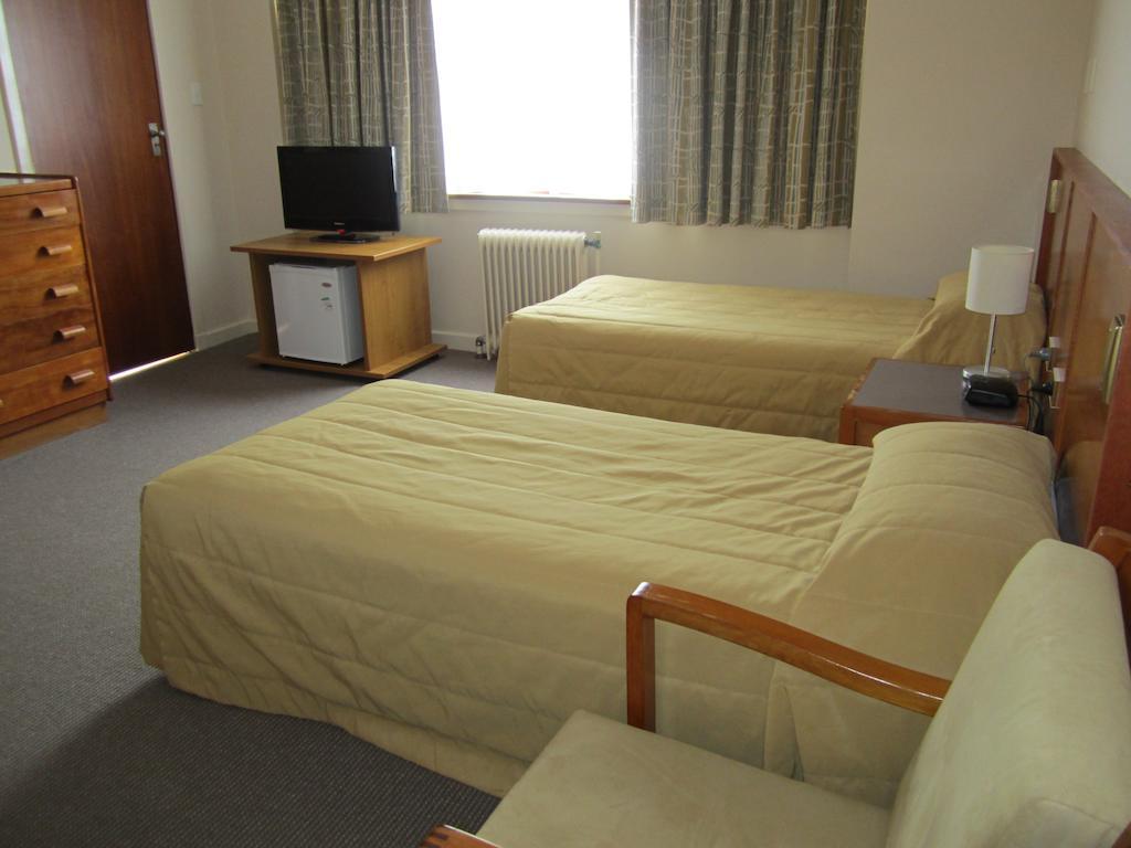 2 x single bed, tea and coffee facilities, large